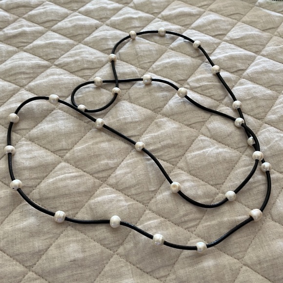 Jewelry - Leather and Pearl Necklace